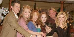 culver city, ok. 12 grudnia 1 r. steve howey, melissa peterman, reba mcentire, joanna garcia, mitch holeman, christopher rich i scarlett pomers z obsady Reba biorą udział w obchodach 100. odcinka serialu 12 grudnia 2005 r. w culver city w kalifornii, fot. marsaili mcgrathgetty obrazy