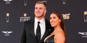 Miami, Floryda, 1 lutego, Los Angeles Rams, Wide Odbiornik Cooper Kupp i jego żona Anna Croskrey pozują przed NFL wyróżnienie 1 lutego 2020 r. w centrum Adrienne Arsht w Miami, Floryda, zdjęcie: rich graessleppiicon sportswire przez getty obrazy