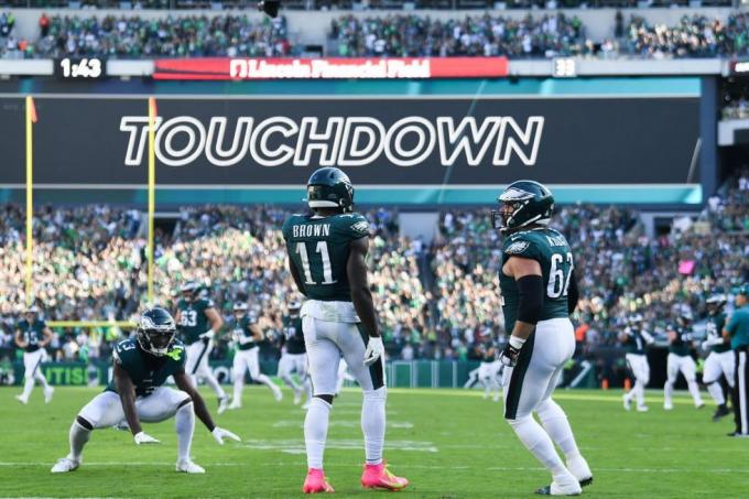 Filadelfia, Październik 01 aj Brown 11 świętuje z kolegą z drużyny Jasonem Kelce 62 drużyny Philadelphia Eagles po zdobyciu przyłożenia podczas meczu druga połowa meczu przeciwko dowódcom Waszyngtonu na stadionie Lincoln Financial Field 1 października 2023 r. w Filadelfii w Pensylwanii, zdjęcie: kathryn rileygetty obrazy