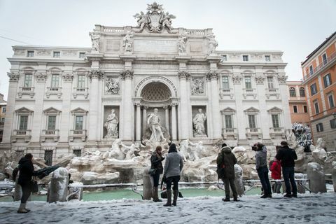 Fontanna di Trevi śnieg Włochy