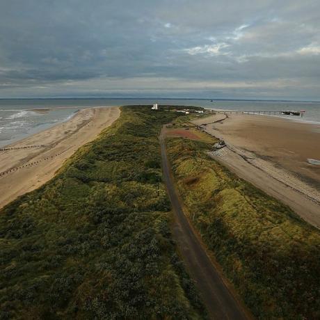 spurn head, anglia, 12 października ogólny widok na spurn point, 12 października 2012 r. w spurn head, anglia rezerwatem przybrzeżnym spurn point zarządza fundusz na rzecz dzikiej przyrody yorkshire od lat pięćdziesiątych XX wieku, po zakupie od Mod i składa się z wąskiego i zakrzywionego półwyspu o długości trzech i pół mili, utworzonego z szeregu trawiastych brzegów piaszczystych i żwirowych, oraz błotniste rezerwat o szerokości zaledwie 50 metrów, położony na północnym brzegu ujścia rzeki Humber, w miejscu, gdzie morze północne spotyka się z rzeką Humber, i jest pod znacznym wpływem erozja wybrzeża na skutek lokalizacji odłamków, jest to jeden z kluczowych w kraju obszarów obserwacji ornitologicznych, gdyż jest to pierwszy ląd dla wielu gatunków wędrownych wędrujących przez rzekę od Morza Północnego po Skandynawię i dalej obserwatorzy ptaków gromadzą się jesienią, kiedy prawdopodobnie zobaczą szereg różnych ptaków wędrownych, w tym jeżyny, pleszki, krogulce, dzierzba, uszatki uszatki, głuptaki, węzły i ostrygojady. Częste obserwacje to także rzadsze gatunki, w tym wodniczka raddes, słowik i grzebień ognisty. Zdjęcie: dan obrazy Kitwoodgetty'ego