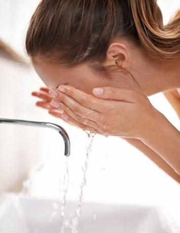 Kobieta do mycia twarzy
