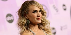 Carrie Underwood z różowym tłem