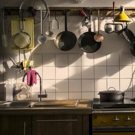 jednostka kuchenna w domowej kuchni przy wieczornym świetle
