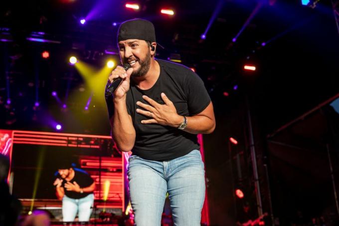 chicago, illinois, 15 lipca, luke bryan występuje na scenie w wietrznym mieście smokeout w United Center, 15 lipca 2023 r. w chicago, illinois, fot. natasha moustachewireimage