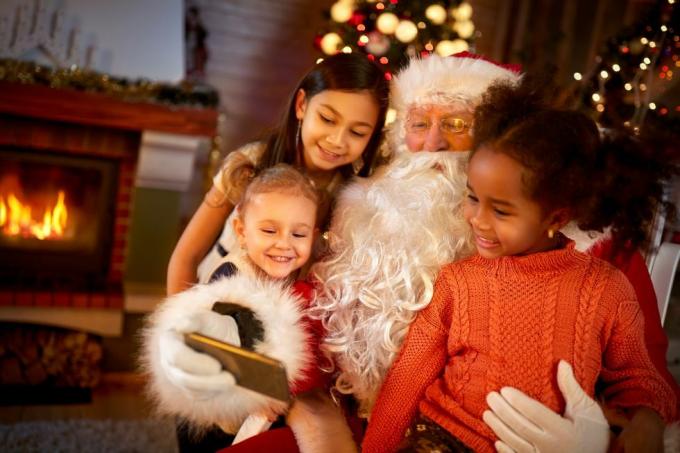 Święty Mikołaj dzieli się smartfonem z dziećmi