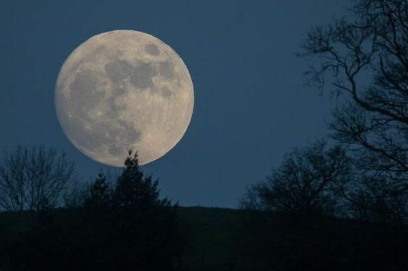 Wilczy księżyc wschodzi nad Glastonbury przed ostrzeżeniami meteorologicznymi Met Office