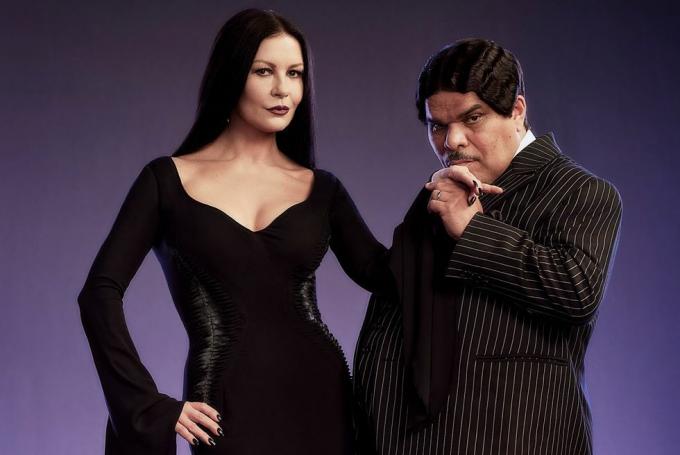 środa od l do r catherine zeta jones jako morticia addams, luis guzmán jako gomez addams w środę cr matthias clamernetflix © 2022