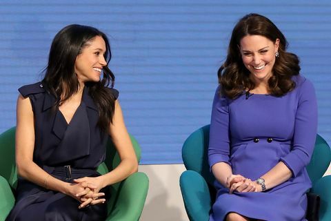 Londyn, anglia 28 lutego meghan markle i Catherine, księżna cambridge uczestniczą w pierwszym dorocznym forum fundacji królewskiej, które odbyło się w aviva 28 lutego 2018 r. w londynie, anglia pod hasłem robimy różnicę razem, wydarzenie zaprezentuje programy prowadzone lub inicjowane przez fundację królewską zdjęcie: chris jackson wpa poolgetty obrazy