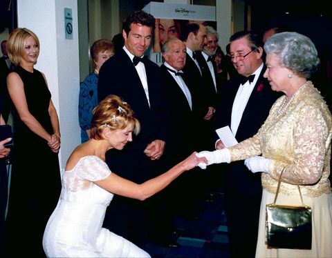 anglia królowa elżbieta ii r spotkanie z aktorką natasha richardson l, dygocząc jako aktor dennis quaid 3l żona meg ryan l spójrz na premierę filmu The Parent Trap, fot. ken goffthe life images collection via getty imagesgetty zdjęcia