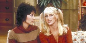 Joyce Dewitt jako Janet Wood i Suzanne Somers jako Chrissy Snow w scenie z „Trójki” 1979