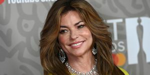 shania twain w żółtej sukience i diamentowym naszyjniku