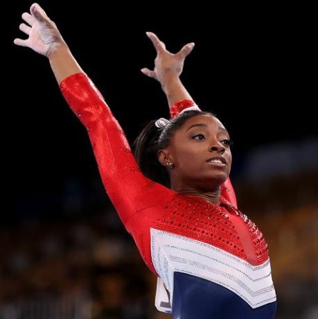 tokio, japonia 27 lipca simone biles z drużyny stanów zjednoczonych rywalizuje w krypcie podczas finału drużyn kobiecych czwartego dnia Igrzyska Olimpijskie w Tokio 2020 w centrum gimnastycznym ariake 27 lipca 2021 r. w tokio, japonia zdjęcie autorstwa laurence griffithsgetty obrazy