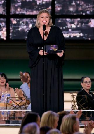 los angeles, kalifornia 12 września 74. doroczne nagrody emmy na zdjęciu Kelly Clarkson przemawia na scenie podczas 74. doroczna nagroda emmy w primetime, która odbyła się w teatrze microsoft 12 września 2022 r., fot. chris hastonnbc via getty obrazy