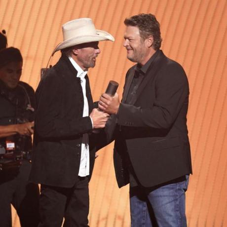 nashville, tennessee 28 września 2023 r. Na zdjęciu nagrody ludowe wyboru kraju l r honoree toby keith przyjmuje na scenie nagrodę za ikonę kraju od blake’a sheltona podczas ceremonii wręczenia nagród Peoples Choice Country Awards 2023, która odbyła się w Grand Ole Opry House, 28 września 2023 r. w Nashville, Tennessee, zdjęcie: mickey bernalnbc za pośrednictwem getty obrazy