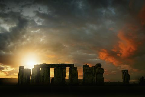 Słońce wschodzi nad Stonehenge, Wiltshire, Wielka Brytania