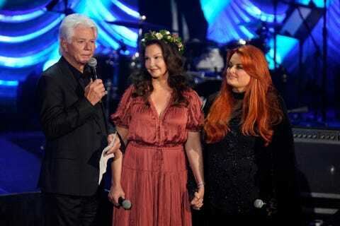 Nashville, tennessee 15 maja l r larry strickland, ashley judd i wynonna judd przemawiają na scenie w imieniu Naomi obchody judd rzeki czasu 15 maja 2022 r. w Nashville w stanie Tennessee, fot. mickey bernalgetty obrazy