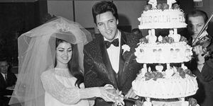 Elvis i Priscilla Presley kroili tort weselny