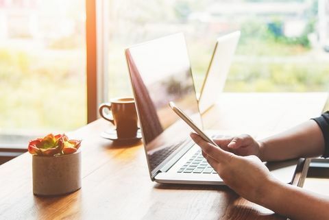 kobieta za pomocą smartfona i laptopa