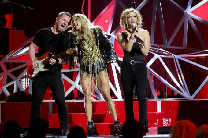 Carrie Underwood występuje na scenie podczas 56. dorocznej ceremonii rozdania nagród cma w Bridgestone Arena, 9 listopada 2022 r. w Nashville, Tennessee, fot. michael loccisanogetty images