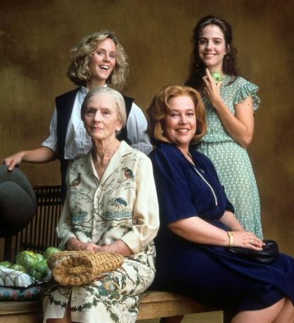 mary stuart masterson, jessica tandy, kathy bates i mary louise parker portret reklamowy do filmu smażone zielone pomidory, 1991 zdjęcie: universalgetty images