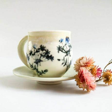 Porcelanowa filiżanka i spodek w kształcie kwiatów żywopłotu