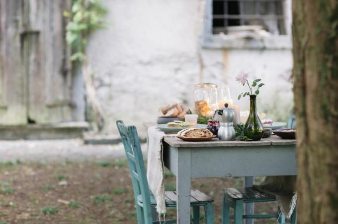 stół do jadalni w wiejskim domku, jak czyścić meble ogrodowe