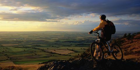 Mężczyzna rowerzysta górski na The Wrekin w Shropshire Hills