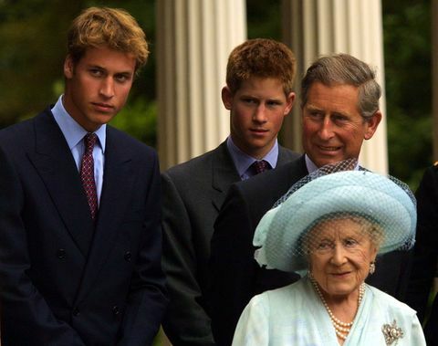 Książę Wilhelm, Książę Harry i Książę Karol z Królową Matką podczas uroczystości w 2001 roku.