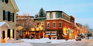 ulica z budynkami i śniegiem w Woodstock Vermont