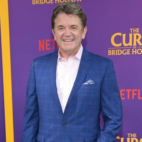 aktor john michael higgins bierze udział w specjalnym pokazie netflixa w los angeles klątwa mostu pustego w teatrze netflix tudum