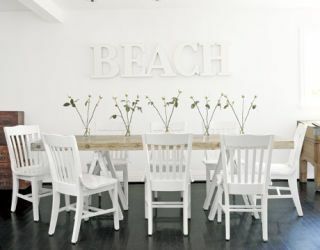 nieformalna jadalnia ze składanymi krzesłami i plażą z białymi literami na ścianie