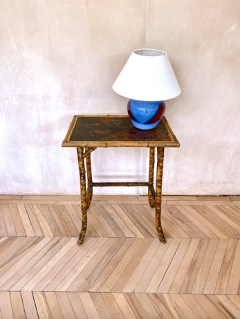 XIX-wieczny bambusowy stół ze skorupy żółwia, firmy annamh living, dostępny w Narchie
