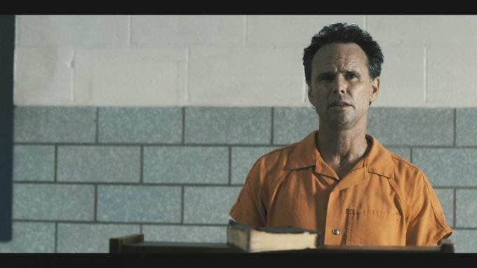 Walton Goggins jako Boyd Crowder w pomarańczowym więziennym kombinezonie z biblijnym finałem pradawnego miasta