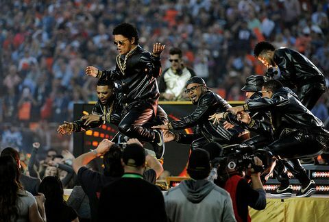 santa clara, ca luty 07 luty bruno mars występuje podczas pokazu pepsi super bowl 50 przerwy na stadionie Levis 7 lutego 2016 r. w santa clara w kalifornii fot. focus on sportgetty images