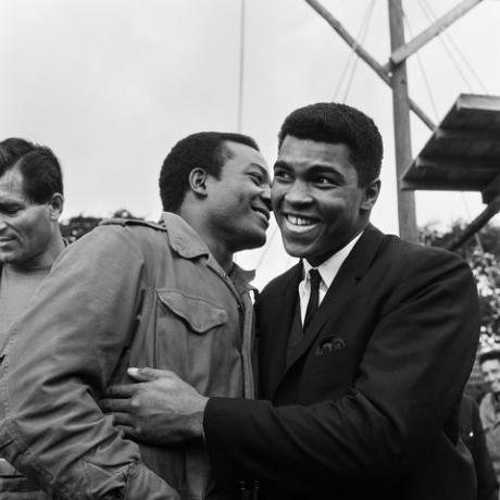 Muhammad ali Cassius Clay, odpoczął przed zbliżającą się walką o tytuł z Brian London Clay, odwiedził film rozgrywający się w szkole Beechwood Park, markyate, hertfordshire, gdzie mgn kręcił sekwencje „brudnego tuzina” obraz muhammad ali wita jima browna, 6 sierpnia 1966 r. fot. obrazy staffmirrorpixgetty