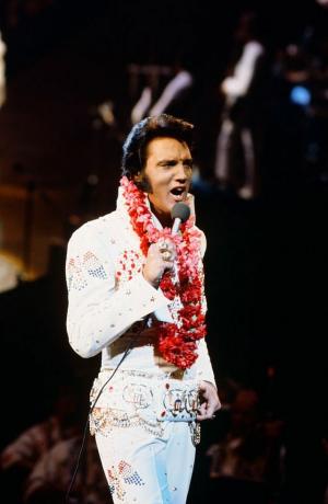 elvis aloha z hawajów na zdjęciu elvisa presleya podczas występu na żywo w międzynarodowym centrum honolulu w honolulu, Hawaje 14 stycznia 1973 r. za jego specjalne zdjęcie nbc autorstwa gary nullnbcu photo banknbcuniversal via getty images via getty obrazy