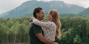 dziewicza rzeka od l do r martin henderson jako jack sheridan, alexandra breckenridge jako mel monroe w odcinku 404 dziewiczej rzeki cr dzięki uprzejmości netflix © 2022