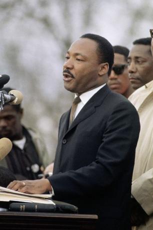 lider praw obywatelskich dr Martin Luther King na podium wygłasza przemówienie w Montgomery w stanie Alabama po marszu na rzecz praw obywatelskich Selma do Montgomery