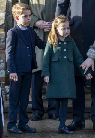 kings lynn, anglia 25 grudnia książę george z Cambridge i księżniczka Charlotte z Cambridge uczestniczą w nabożeństwie bożonarodzeniowym w kościele św. Marii Magdaleny na osiedlu Sandringham 25 grudnia 2019 r. w Kings Lynn, Wielka Brytania Zdjęcie: Mark Cuthbertuk Press via Getty Images