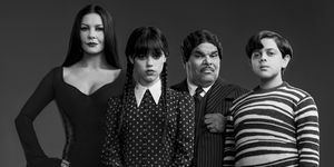 środa od l do r catherine zeta jones jako morticia adams, jenna ortega jako środa addams, luis guzmán jako gomez addams, issac ordonez jako pugsley addams w środę dzięki uprzejmości netflix © 2022