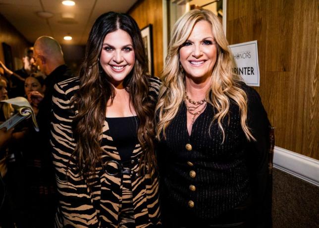 Nashville, Tennessee, 23 sierpnia, Hillary Scott z Lady A i Trisha Yearwood uczęszczają na 16. doroczną akademię Wyróżnienia w dziedzinie muzyki country w audytorium Ryman, 23 sierpnia 2023 r. w Nashville w stanie Tennessee, zdjęcie: John Shearergetty Images dla km