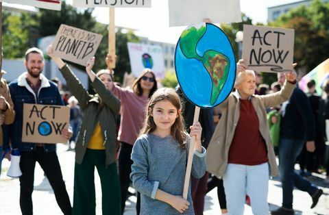 Ludzie z plakatami i plakatami o globalnym strajku na rzecz zmian klimatycznych.