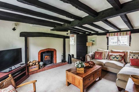 Piękna XVII-wieczna chata Surrey na sprzedaż jest uosobieniem uroku angielskiej wsi