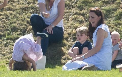 Prince George i Princess Charlotte Zagraj z Kate Middleton