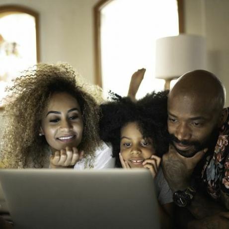 szczęśliwa rodzina ogląda film na laptopie