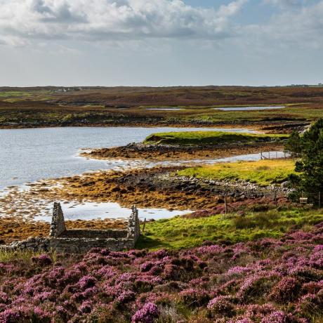 z widokiem na jezioro Loch Langais na hebrydzkiej wyspie North Uist w późny letni dzień