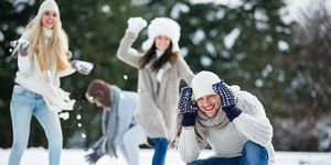 zimowe festiwale z grupą przyjaciół bawiących się na śniegu