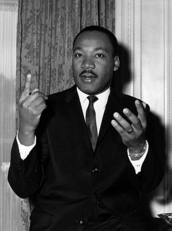 amerykański działacz na rzecz praw obywatelskich Martin Luther King jr 1929 1968 na przyjęciu prasowym w hotelu Savoy w Londynie 21 września 1964 fot. william h aldenevening standardgetty images