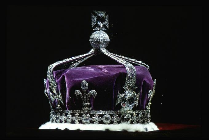 Oto, co dzieje się ze wszystkimi koronami, tiarami i bezcennymi klejnotami królowej